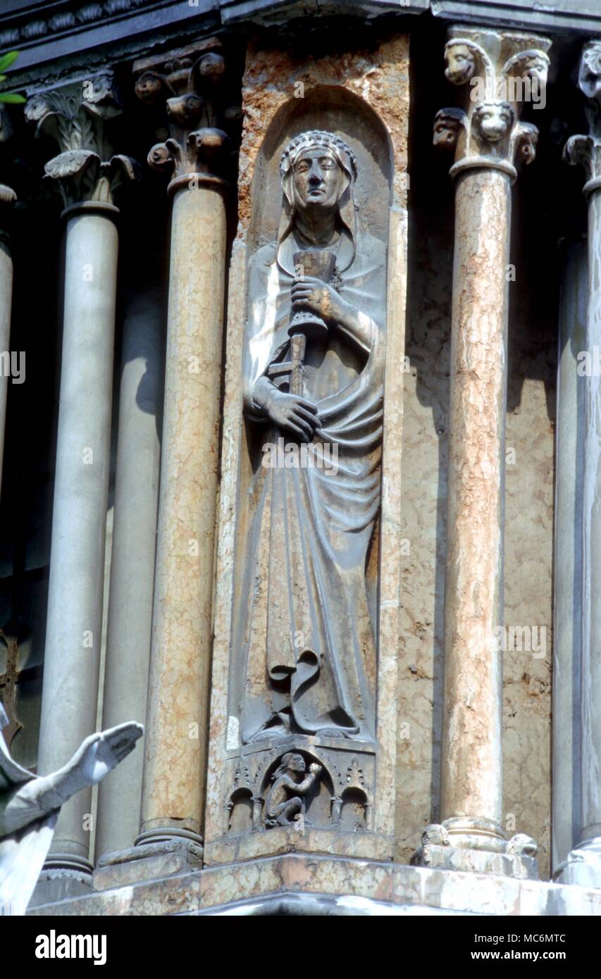 Symbole - Glauben Verkörperung des Glaubens, Unter den Tugenden, an der Fassade der achteckige Baptisterium in der Città Alta, Bergamo, Italien. 13. jahrhundert Stockfoto