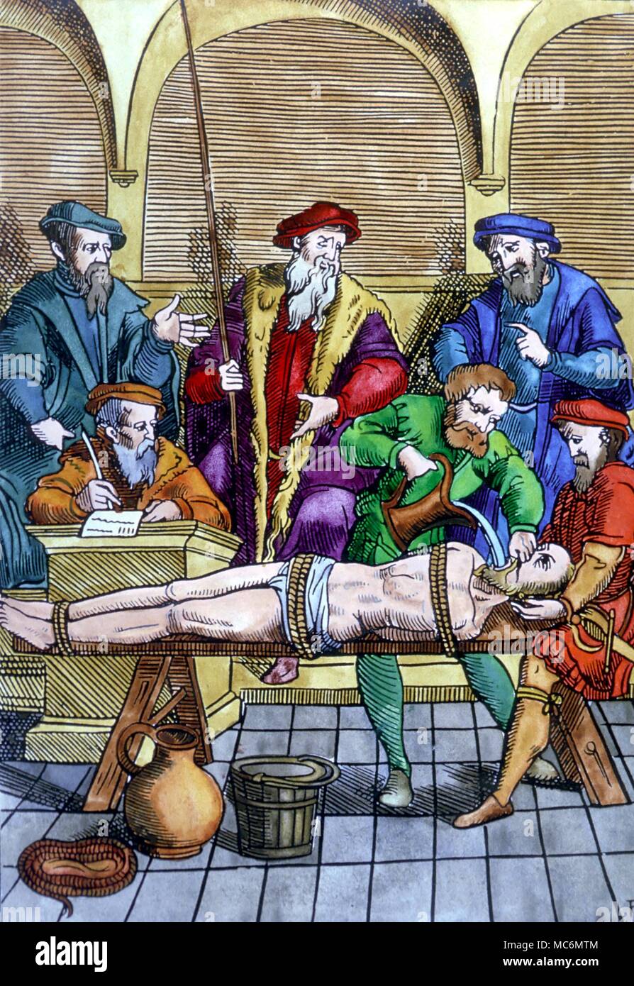 Folter - das Wasser Frage vermuten, von ihm Füllen mit Wasser gefoltert, und die Hälfte ihm Ertrinken in den Prozess. Lose siebzehnten Jahrhundert drucken. Hexerei Folter eines Verdächtigen durch das Wasser. In einer Serie von Holzschnitten, die die Legalisierung der Folter des 16. Jahrhunderts. Von Joost Damhouder, "enchiridion", 1554 Stockfoto