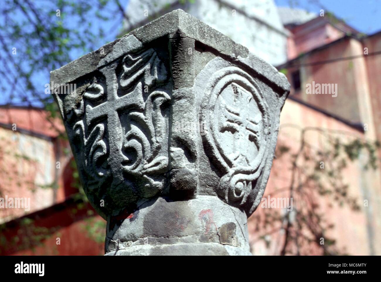 Symbole - Die frühen Christlichen Kreuz auf ein Kapital, jetzt im Garten der Hagia Sophia, Istanbul. Vermutlich 7. Stockfoto