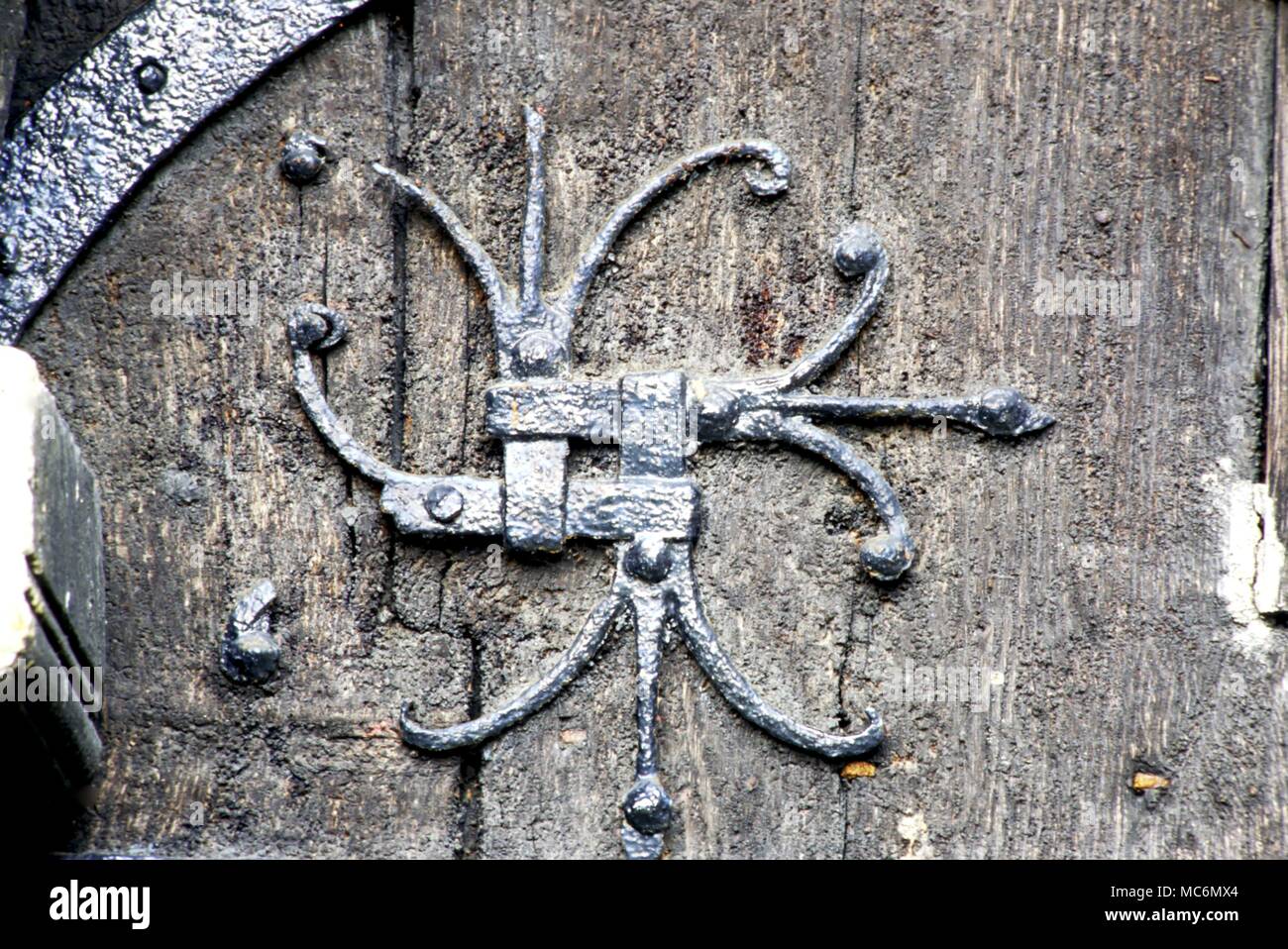 Swastika im Metall blättern Arbeit der mittelalterlichen Tür der Pfarrkirche in Stillingfleet. Yorkshire. Stockfoto