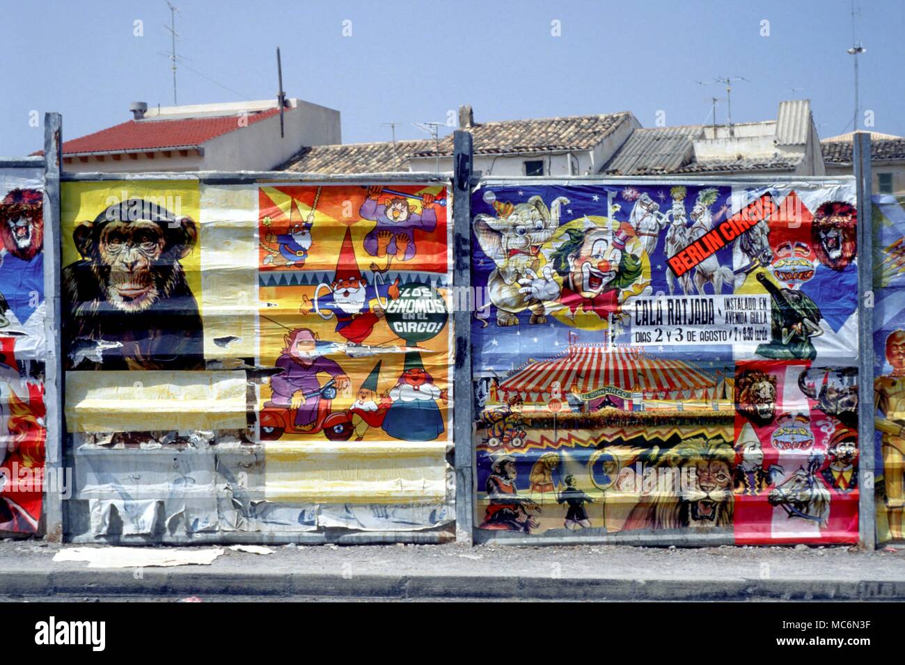 Elementals - Zwerge Zwerge auf eine Reihe von Plakaten an capdera Portugal. Stockfoto