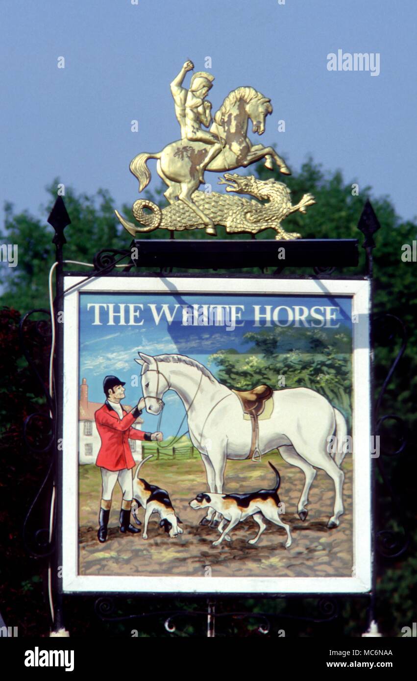 Drachen Georg und der Drache über White Horse Pub Schild an der Hauptstraße in der Nähe von Wisbech Stockfoto