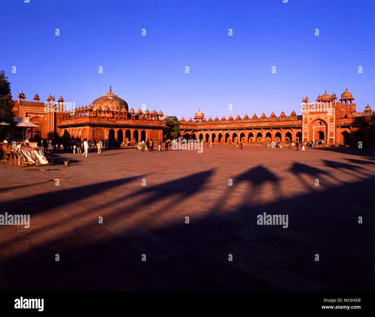 Indien. 110. Fatehpur Sikri Moschee, am späten Abend. Fatehpur Sikri ist das beste Beispiel für den Höhepunkt der hinduistische und muslimische Architektur Stockfoto