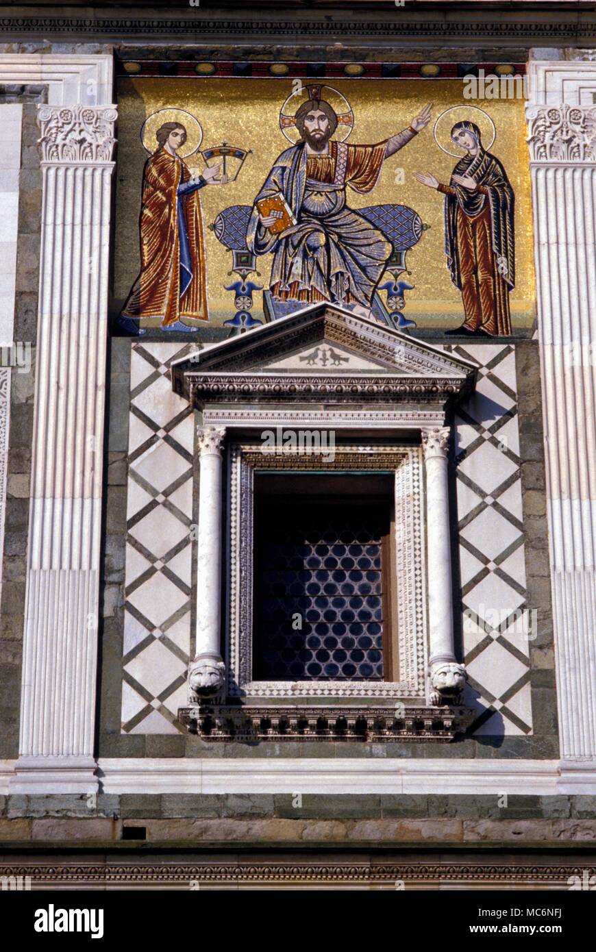 Italien San Miniato al Monte Mosaik von Christus, die Jungfrau Maria und der hl. Johannes an der Fassade von San Miniato am Monte Florenz Stockfoto