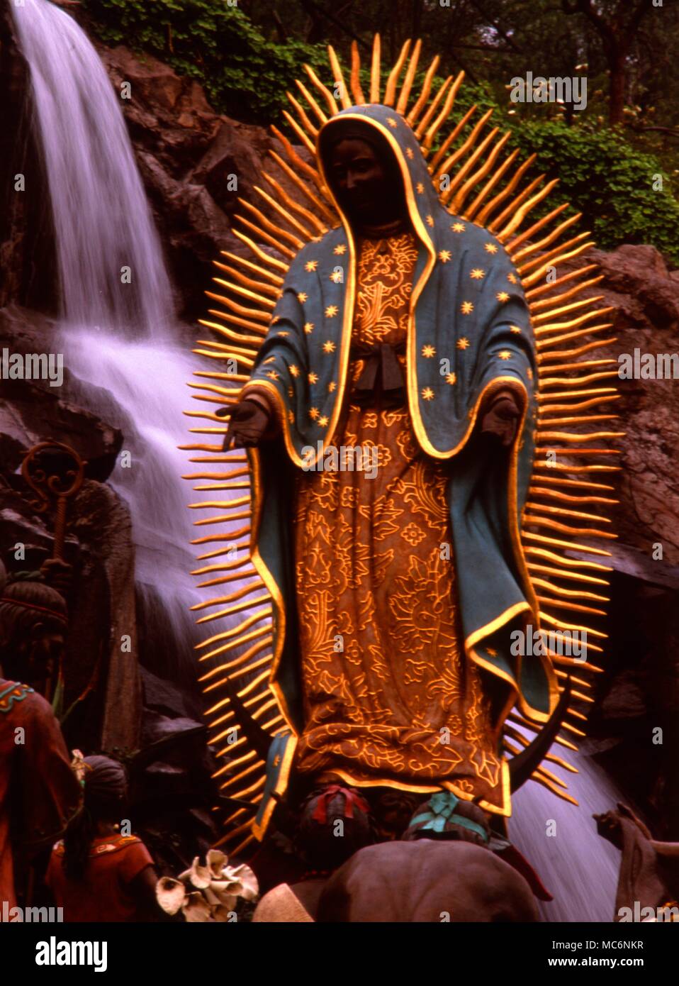 Jungfrau von Guadalupe, strahlend angezeigt s tatue, worhsipped von Indianern, in der Villa Guadalupe, Mexiko Stadt. Die Jungfrau wird gesagt, um Juan Diego erschien in 1531 mindestens vier Mal. Teh Gesang der Mananitas ist am 12. Dezember statt. Stockfoto
