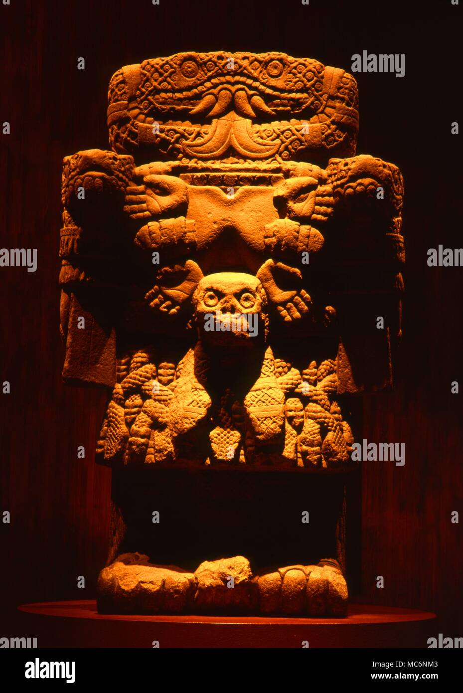 Mexiko - Die ERDGÖTTIN, COATICUE dieser Aztec Statue der Serpentine Erdgöttin, Caoticue, bombines Schädel und duad s erpents. Das Foto wurde mit der Genehmigung des nationalen Anthropologischen Museum gemacht, in Mexiko Stadt. Es wird behauptet, dass die Statue früher auf ein omphalos Tafel stand, die das Zentrum der Erde. Stockfoto