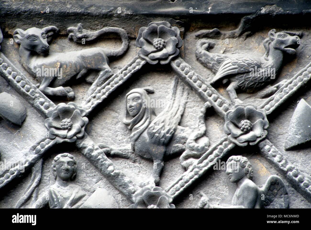 Manticora menschlichen vorangegangen Tier aus dem Dekorativen mythologische Tafeln an den Außenwänden der Kathedrale in Metz. Stockfoto
