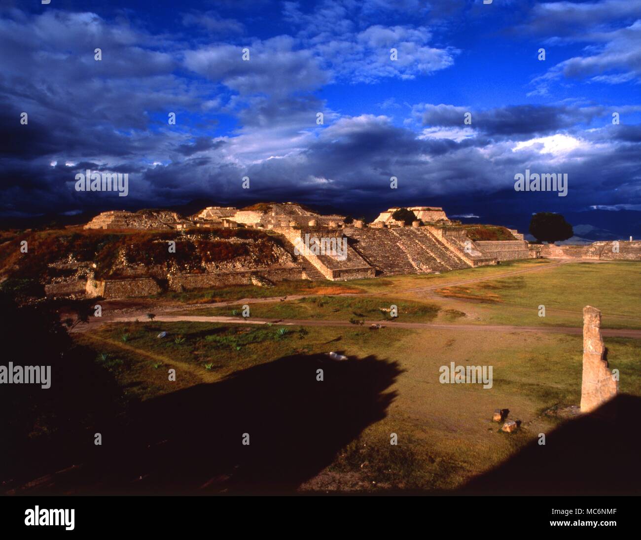 Allgemeine Ansicht der Pyramide - Tempel in Monte Alban, unter glowering gewitterwolken fotografiert. Stockfoto