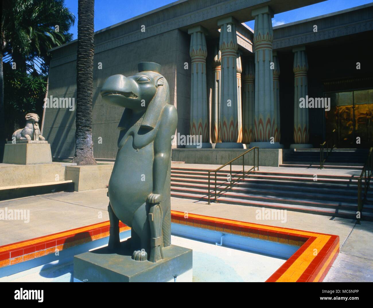 Die Statue des ägyptischen Gottes, Tauret. Dieses Gebäude ist auf dem Gelände der Rosenkreuzer Park in San Jose, südöstlich von San Francisco. Stockfoto
