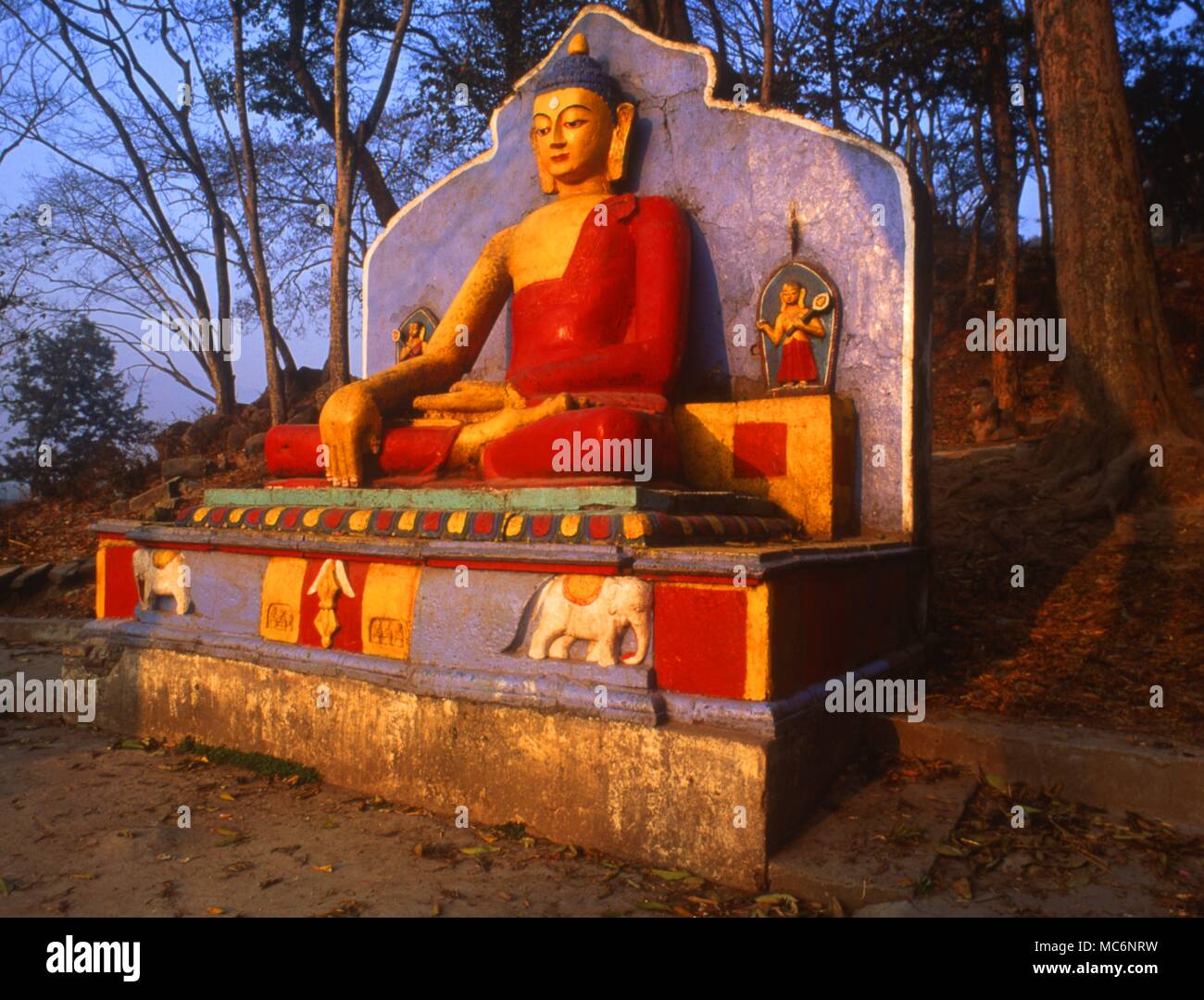 Dieser Buddha ist an der Basis der mehr Treppe zum Tempel locaed. Stockfoto
