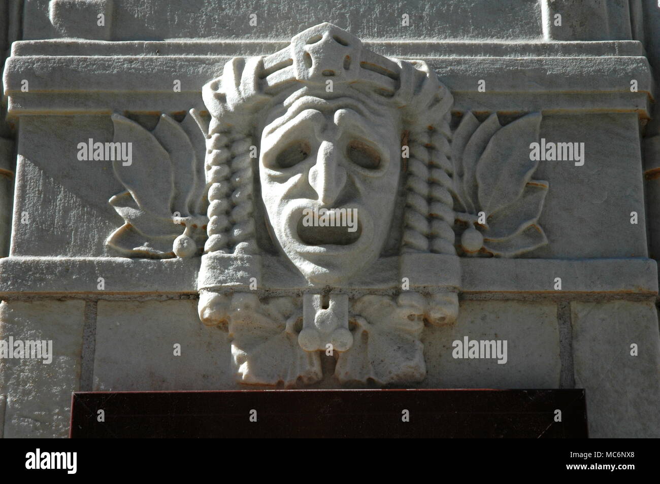 Dramatische Maske, die Tragödie auf der Fassade des Nationaltheaters, Stockholm. Stockfoto