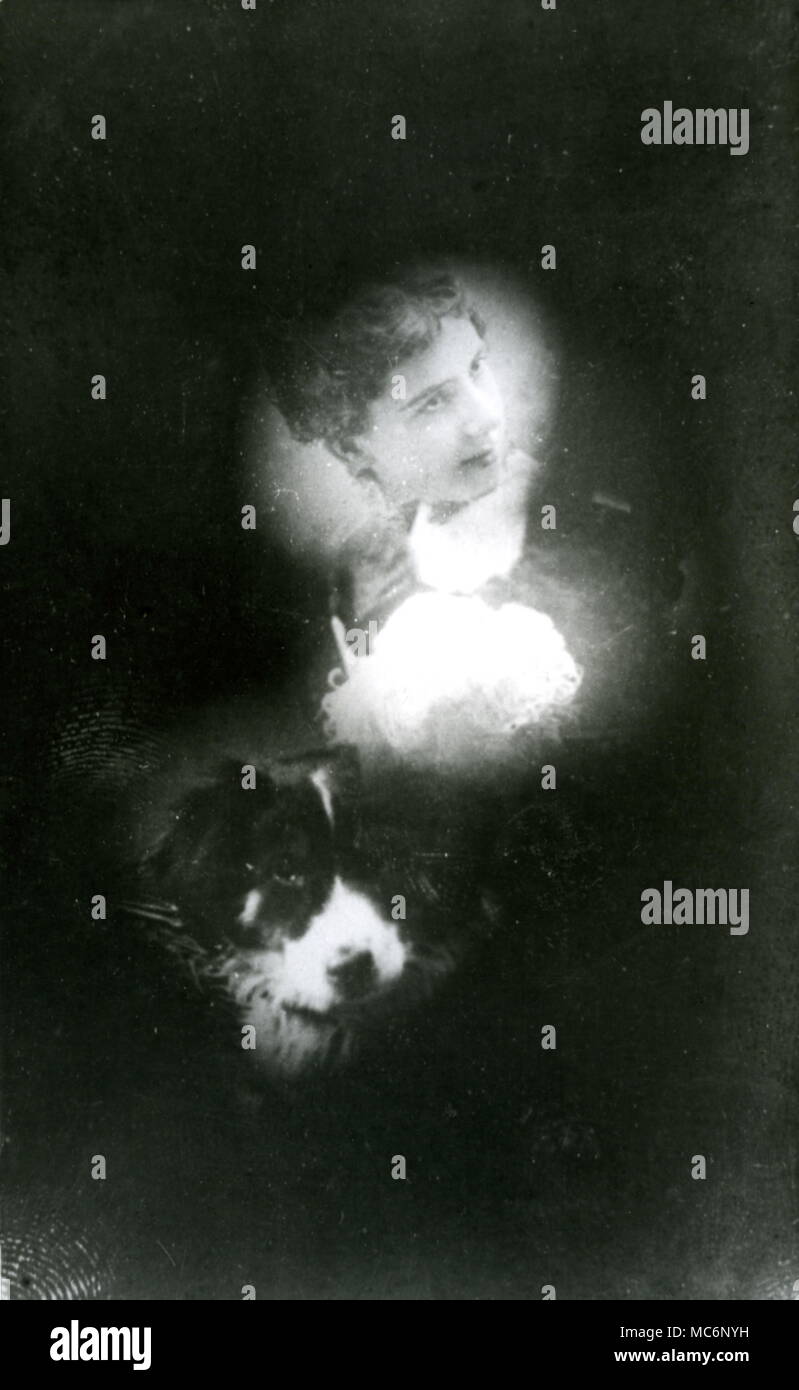 Gespenster - GEIST FOTO VON HUND UND FRAU Stockfoto