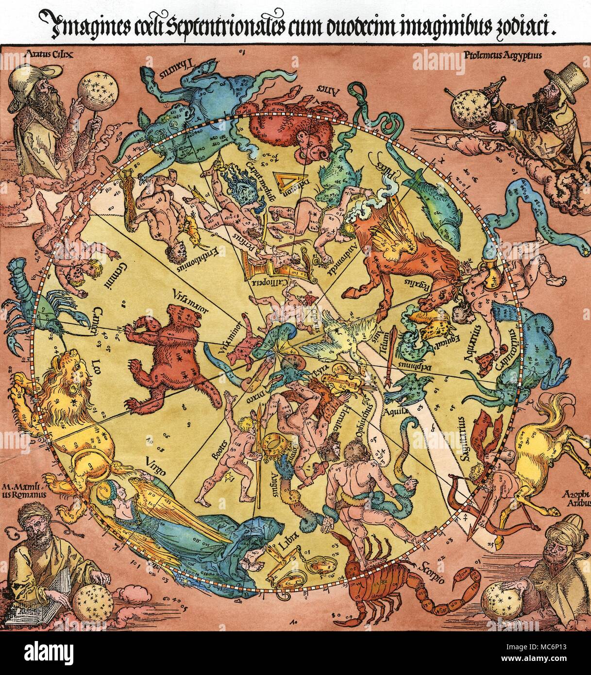 Sternbilder - Karte des nördlichen Himmel Holzschnitt Drucken von dem deutschen Künstler, Albrecht Dürer 1515, auf Antrag der Imperial Astronom, Johann Stabius. Die vier Porträts, in den Ecken der Drucken, vertreten (im Uhrzeigersinn von links oben) Aratus (wer schrieb ein Gedicht auf dem zodiac), Ptolemäus (wer war, wie die Inschrift behauptet, in Ägypten geboren, und wer schrieb die Tetrabiblos, über Astrologie), Al-Sufi (damals als Azophi, einem Arabischen (Arabus) Astrologe, der in Bagdad im 10. Jahrhundert aktiv waren bekannt, und Manilius (hier M Mamlius Romanus - Die römischen Astronom, der das Gedicht schrieb Stockfoto