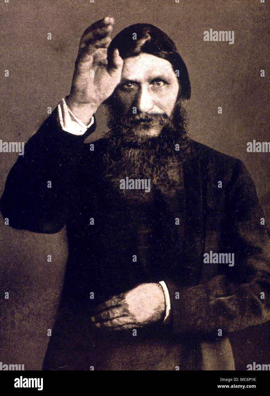 Grigori Rasputin Yefimovich (1871-1916). Rasputin in der Haltung von Segen sein Frauen jünger Posing Stockfoto