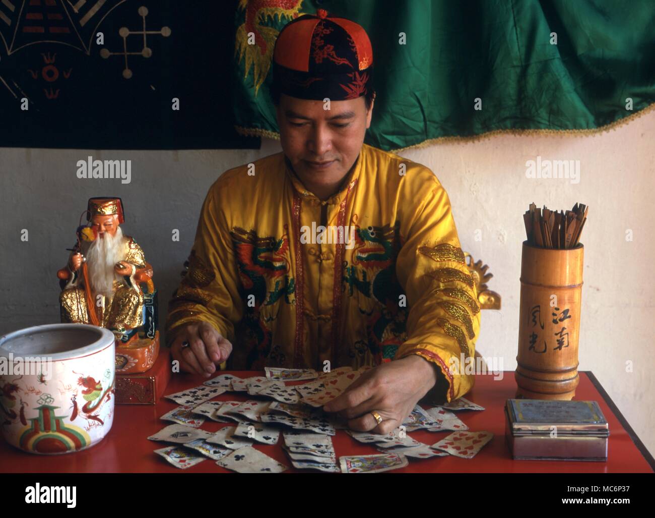 Die chinesische Wahrsagerin, Ban Hong Kim, Karten lesen. 2004 Charles Walker/ Stockfoto
