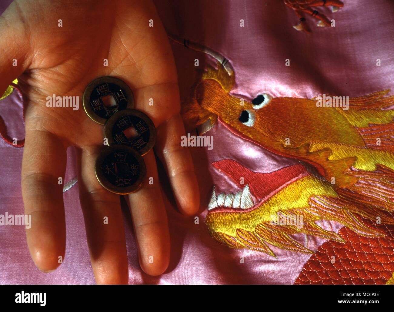 Die chinesischen Münzen, die für den Erhalt einer hexagramm verwendet, in dem I Ching Methode der Wahrsagerei. 2004 Charles Walker/ Stockfoto