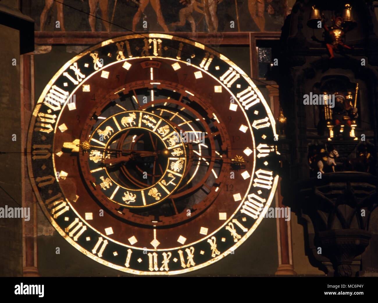 Die Sternzeichen, die Teil der mittelalterlichen Clock im Zentrum von Bern, Schweiz. Charles Walker/ Stockfoto