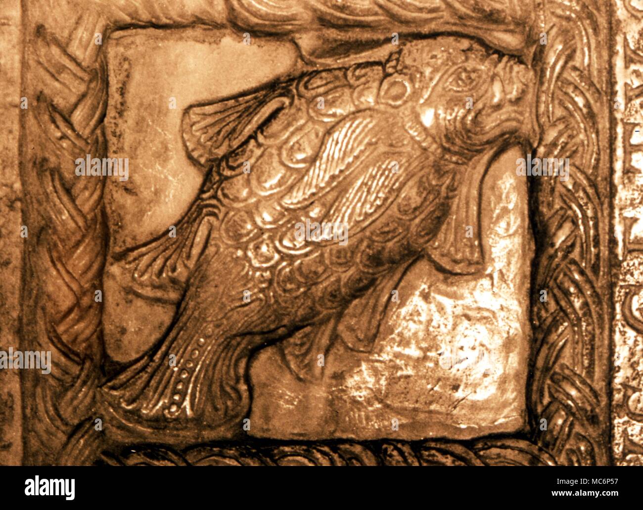 Details Cetus (hier ein Fisch) als eine Konstellation, in der so genannten "Tierkreiszeichen reichen' in der Sagra di San Michele, Susa. Design aus dem 13. Jahrhundert. Charles Walker/ Stockfoto