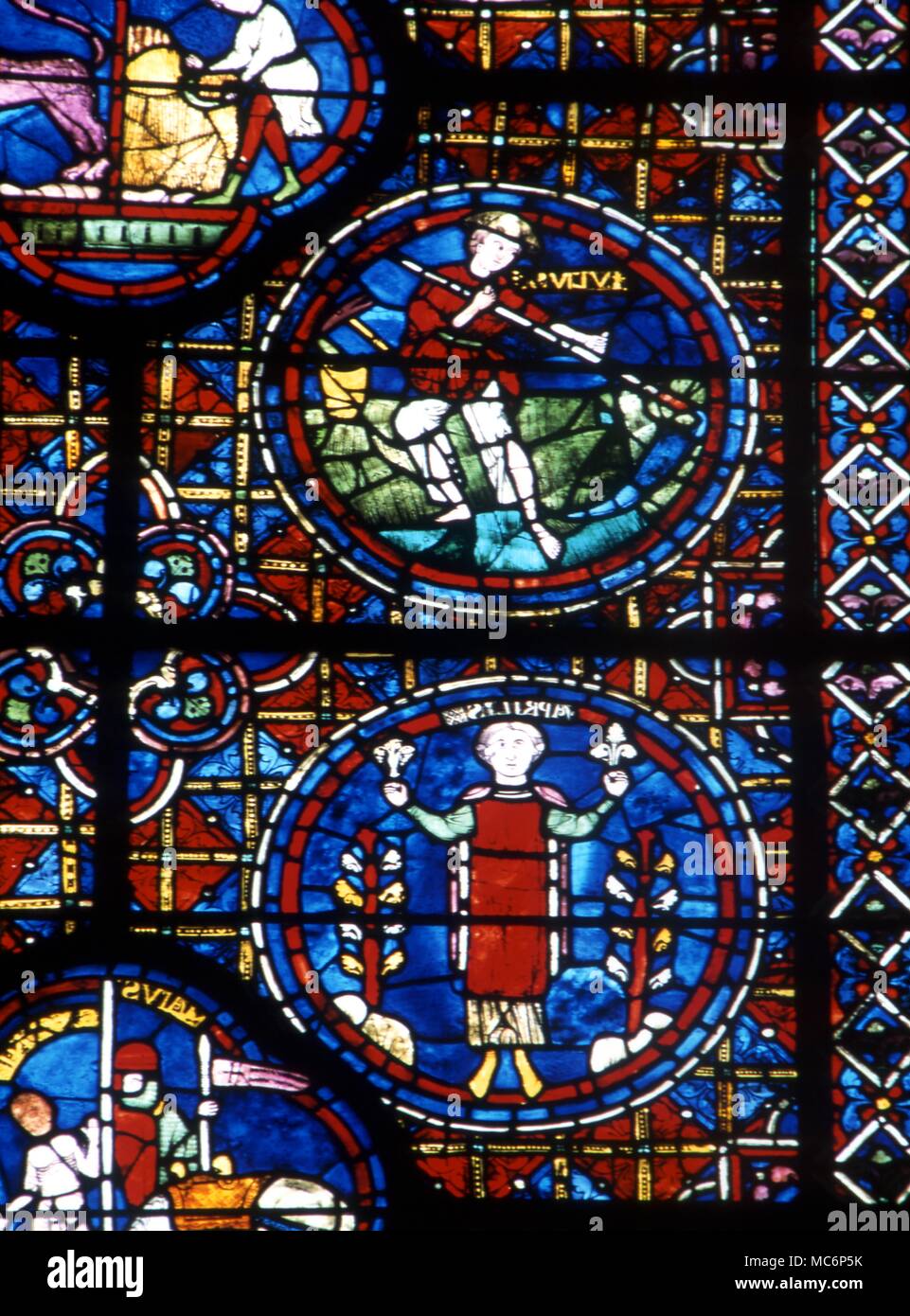 Bilder der Monate April und Juli der Glasmalerei, "Sternzeichen" in Chatres Kathedrale. Charles Walker/ Stockfoto