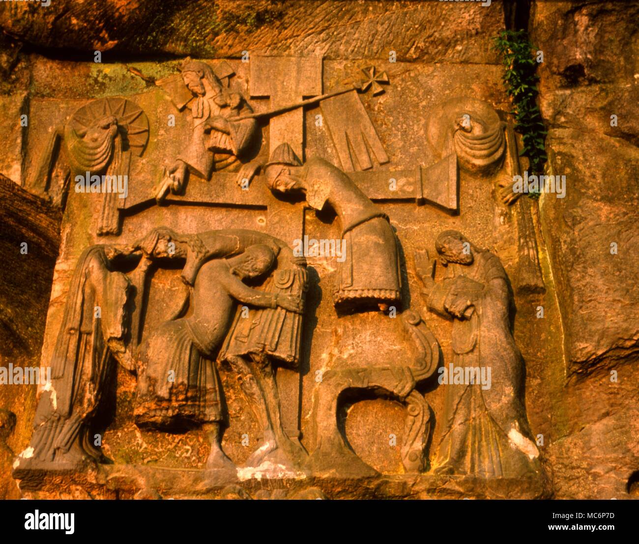 Das Relief auf der Exernsteine rock depics Christus vom "Baum" als Version des Odin Mythos angehoben wird. Am Fuße der Szene, der Urminsul, der alte Baum des germanischen Mythos, Biegungen in der Ehrerbietung. Stockfoto