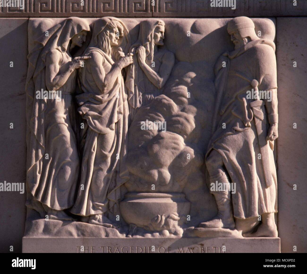 Die drei 'wierd Schwestern', die Macbeth auf der blastd Heide treffen. Skulptur auf der Fassade der Folger Shakespeaare Memorial Library, Washington DC. Von John Gregory, 1932 geformt. Stockfoto