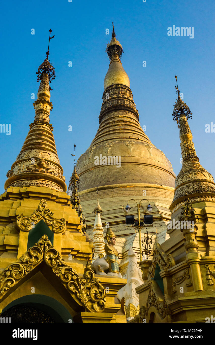 Shwedagon Pagode Spire, kleineren Türme im Vordergrund, in Yangon, Myanmar Stockfoto