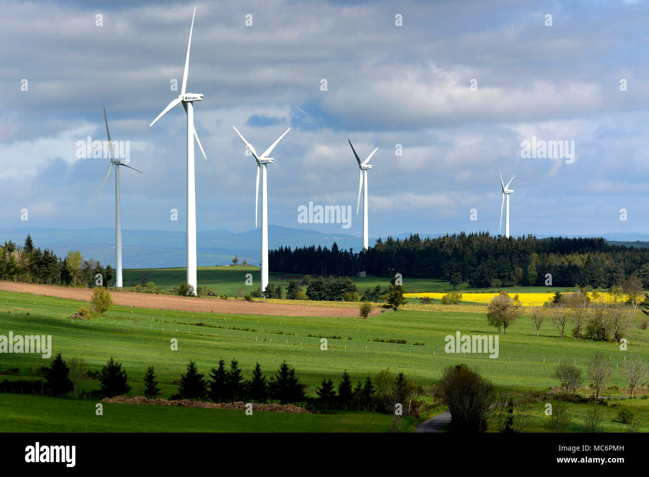 Windkraftanlage auf der Hochebene von Ally-Mercoeur, Auvergne, Frankreich. Stockfoto