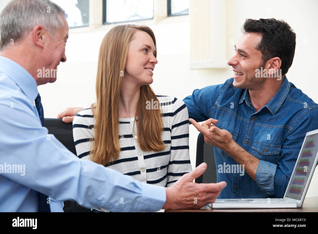 Paar im Gespräch mit Finanzberater im Büro Stockfoto