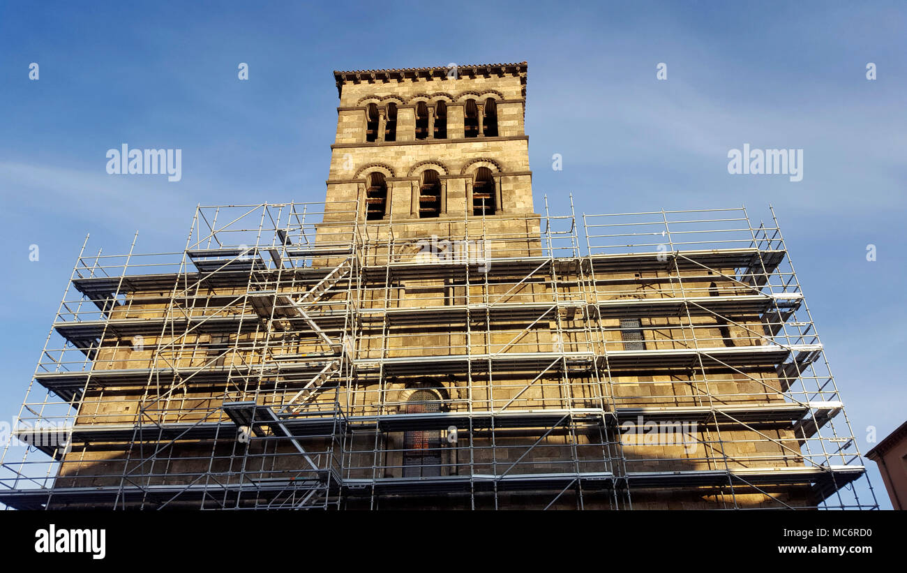 Issoire. Wiederherstellung einer Abbatial Saint Austremoine, romanische Kirche in der Auvergne. Puy-de-Dome. Frankreich Stockfoto