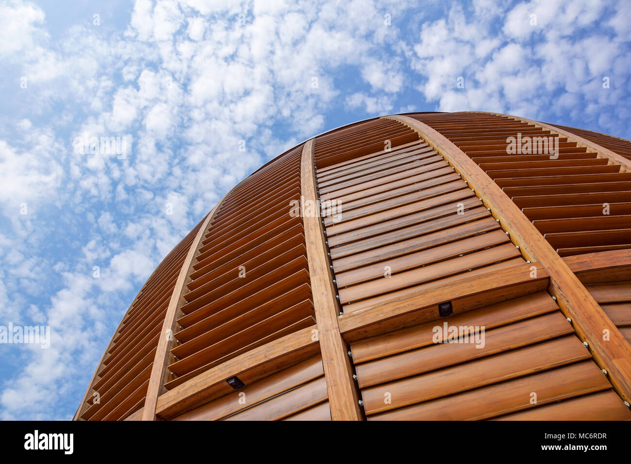 Mailand, Italien, 22. Juni 2017: Kuppeldach des Turms. Eine hölzerne Kuppel detail. Natürliche Materialien wie Holz zum Einsatz meoderni architektonischen Gebäuden zu erstellen Stockfoto