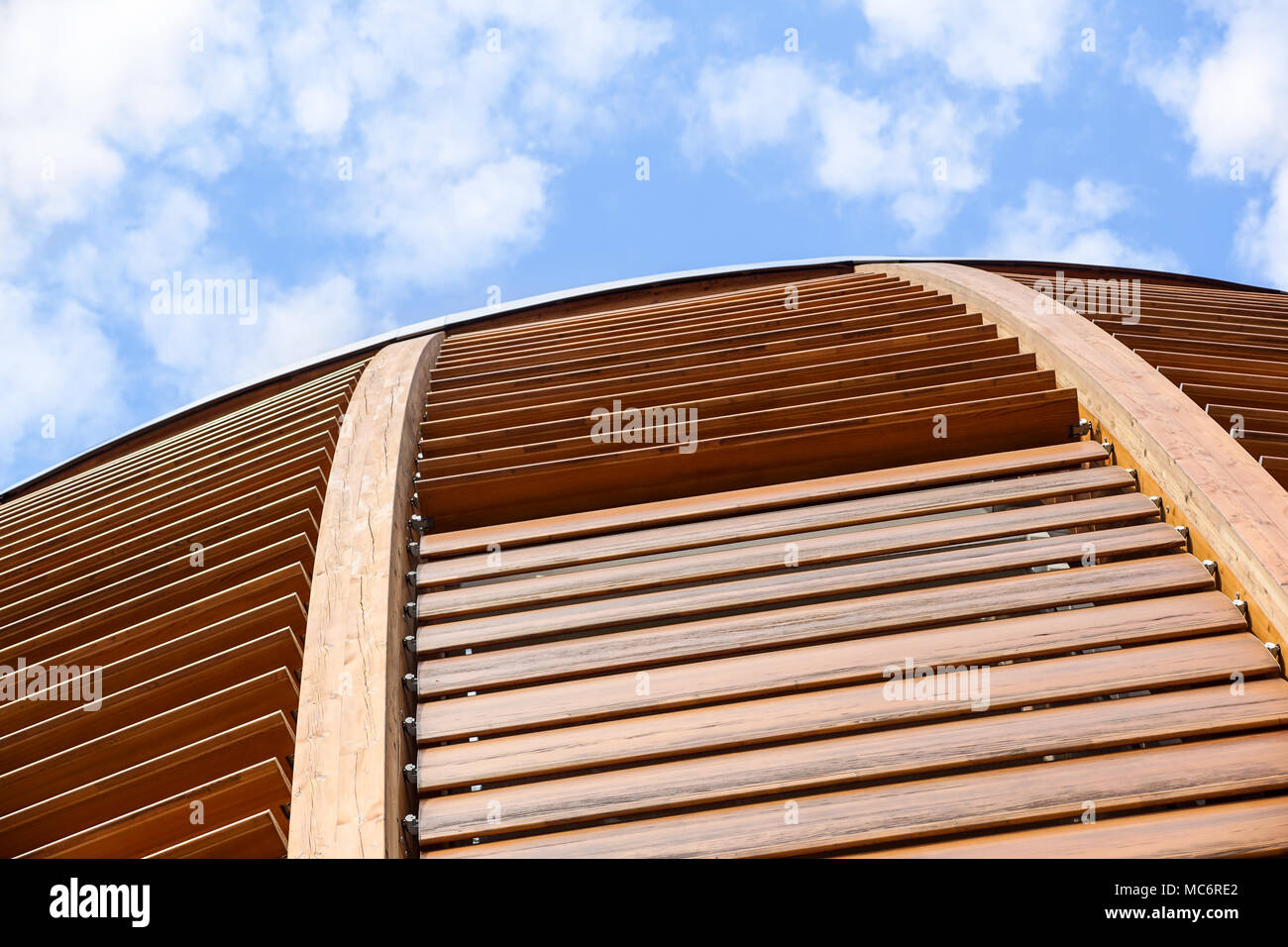 Mailand, Italien, 22. Juni 2017: Kuppeldach des Turms. Eine hölzerne Kuppel detail. Natürliche Materialien wie Holz zum Einsatz meoderni architektonischen Gebäuden zu erstellen Stockfoto