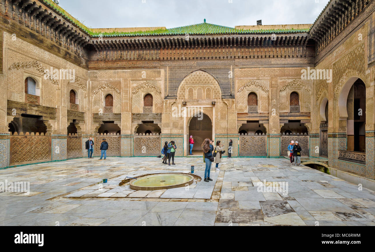 Marokko Fes Medina Bou Inania Medrese gebaut von MARINIDS Marmor-innenhof LACERIA Holzarbeiten und Fliesen- TORBÖGEN Stockfoto