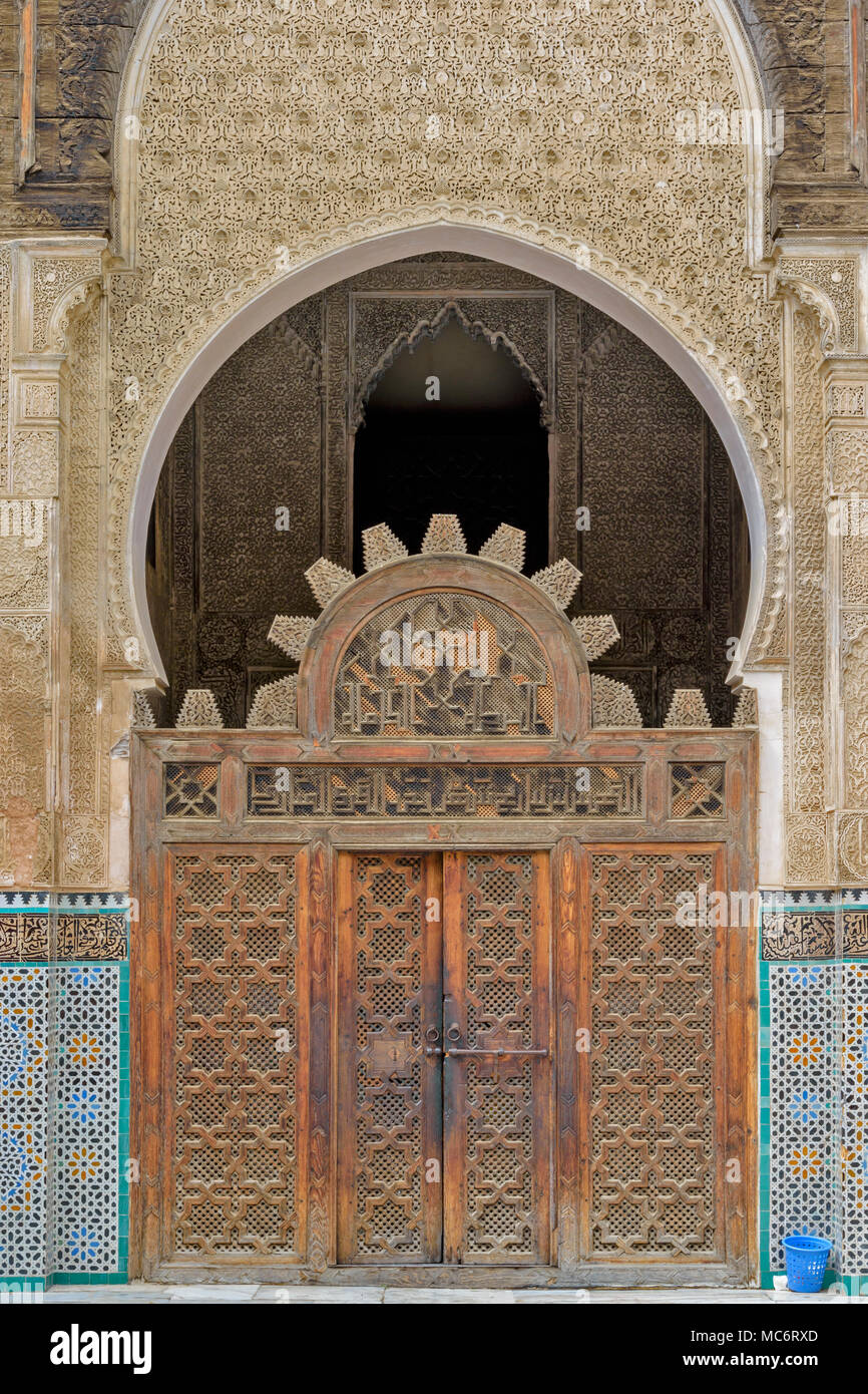 Marokko Fes Medina Bou Inania Medrese gebaut von MARINIDS Marmor-innenhof und LACERIA maurischen Zimmerei oder HOLZARBEITEN Stockfoto