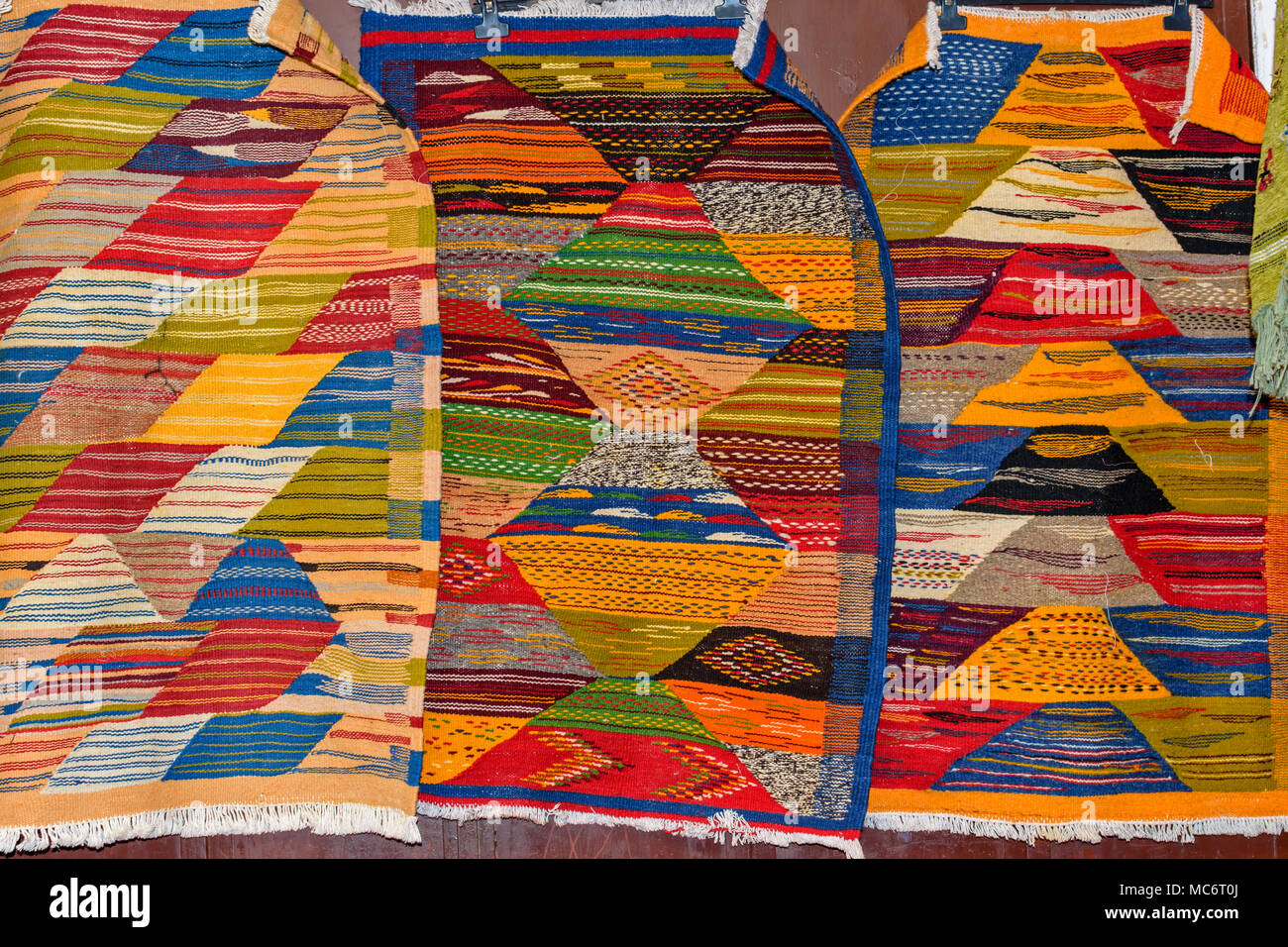 Marokko Fes Medina, der Markt im Souk bunten BERBERTEPPICHE ZUM VERKAUF Stockfoto