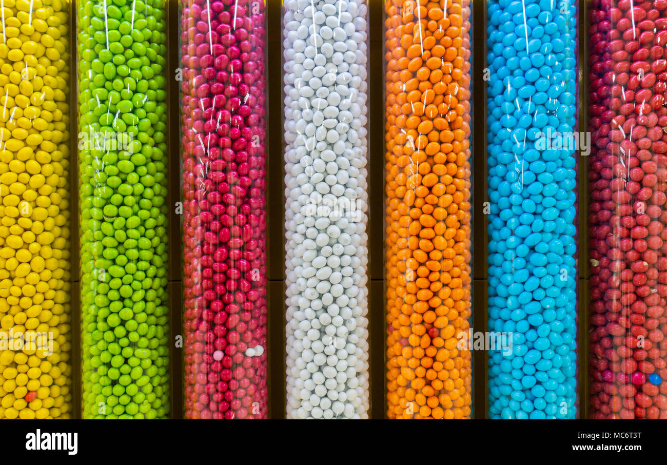 Rohre von M und M's im Supermarkt Stockfoto