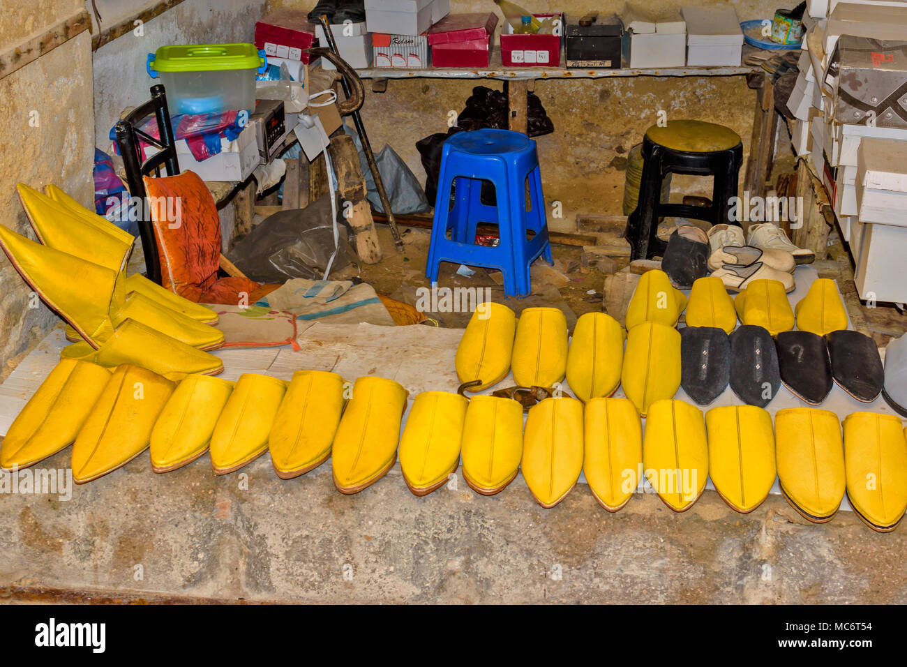 Marokko Fes Medina Souk Markt WORKSHOP, bei der die Zeile der GELB marokkanische Hausschuhe oder BABOUCHE FÜR VERKAUF Stockfoto