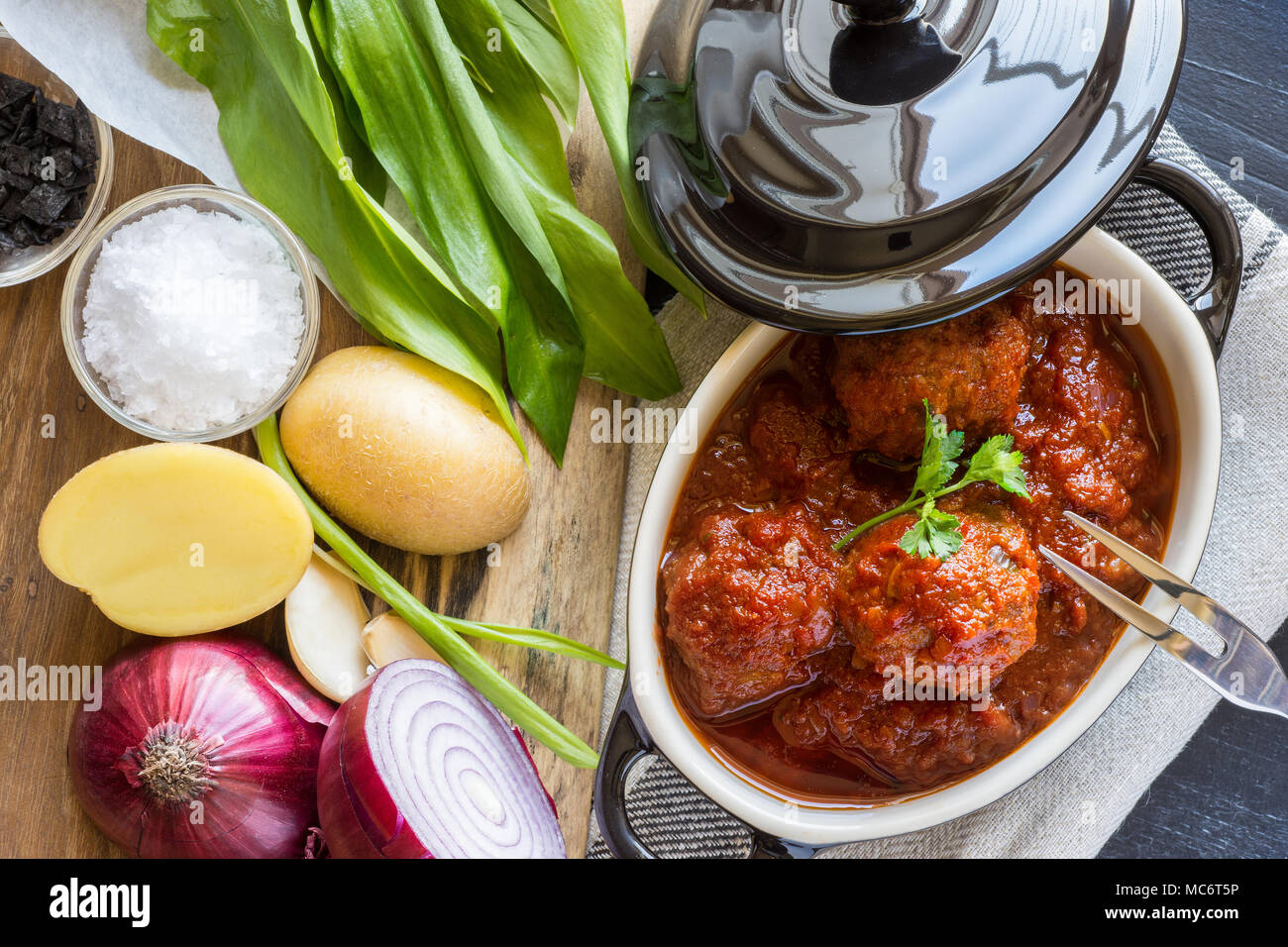 Hackfleischbällchen mit süß-saurer Tomatensauce Stockfoto
