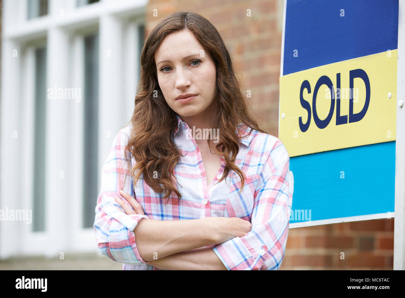 Porträt der jungen Frau gezwungen nach Hause durch finanzielle Probleme zu Verkaufen Stockfoto