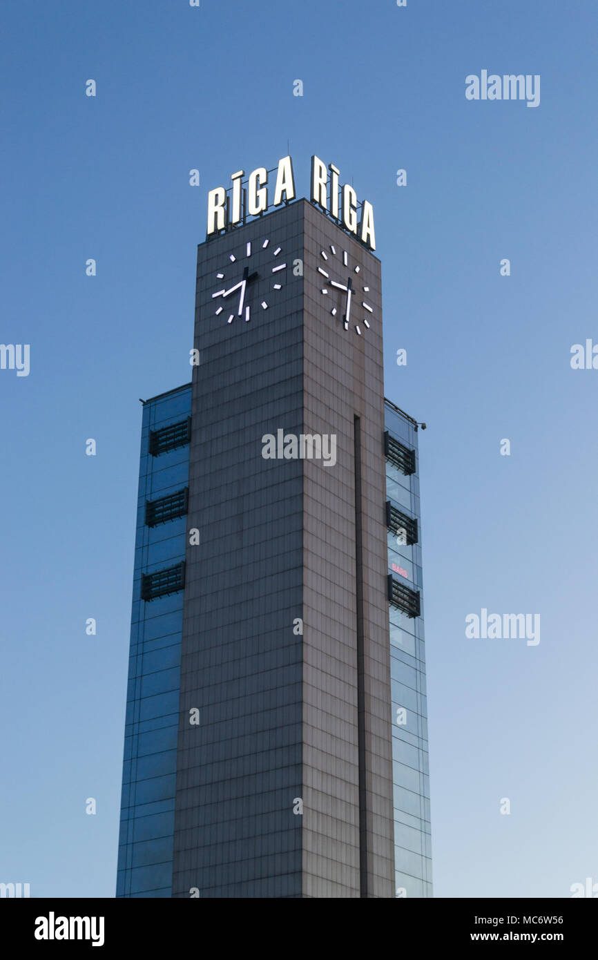 Riga Bahnhof Tower in der Dämmerung Stockfoto
