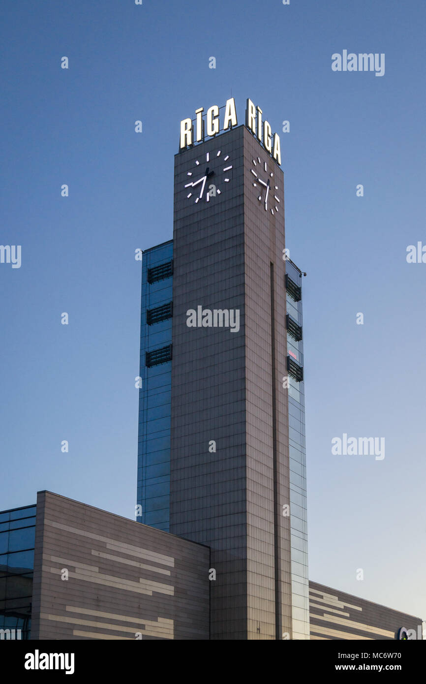 Riga Bahnhof Tower in der Dämmerung Stockfoto