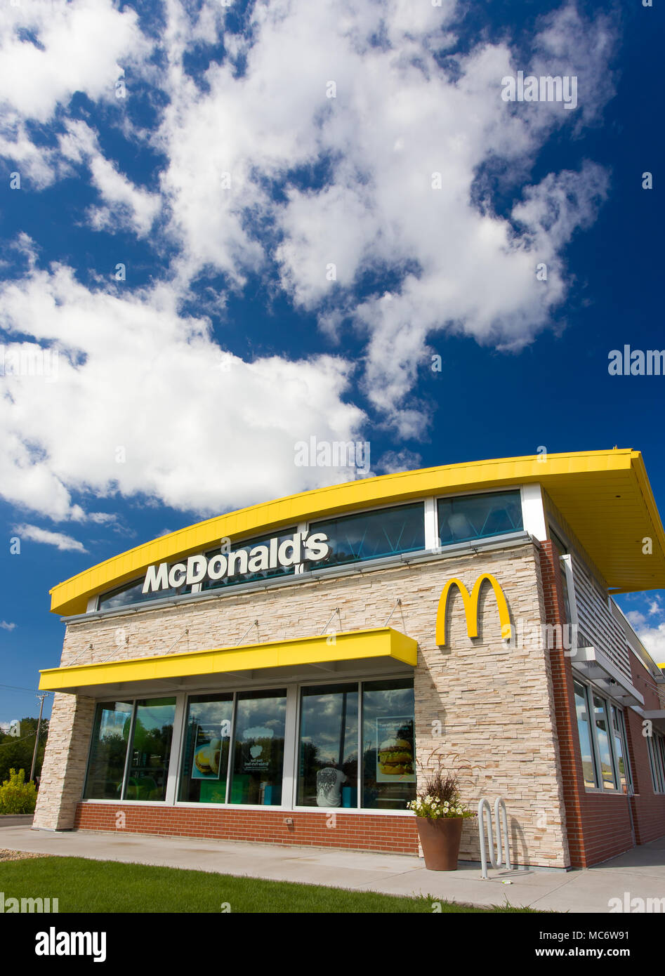 STILLWATER, MN/USA - 10. August 2015: Zeitgenössische McDonald's an der Außenseite. T Stockfoto