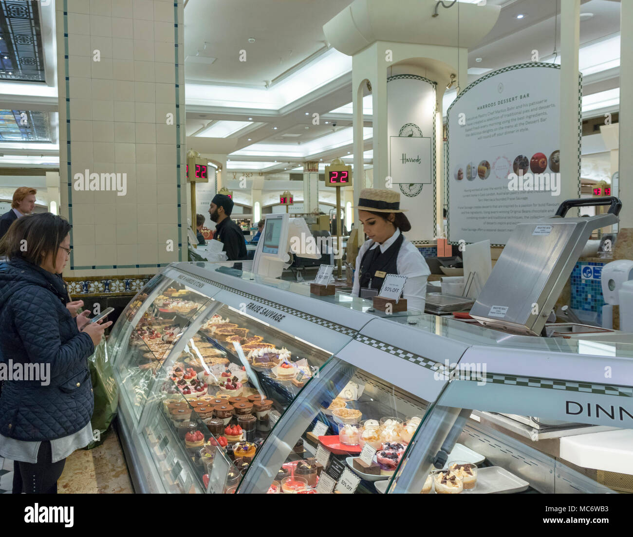 Abendessen Zähler, Food Hall, Harrods Luxuskaufhaus, Brompton Road, Knightsbridge, London, England, Großbritannien Stockfoto