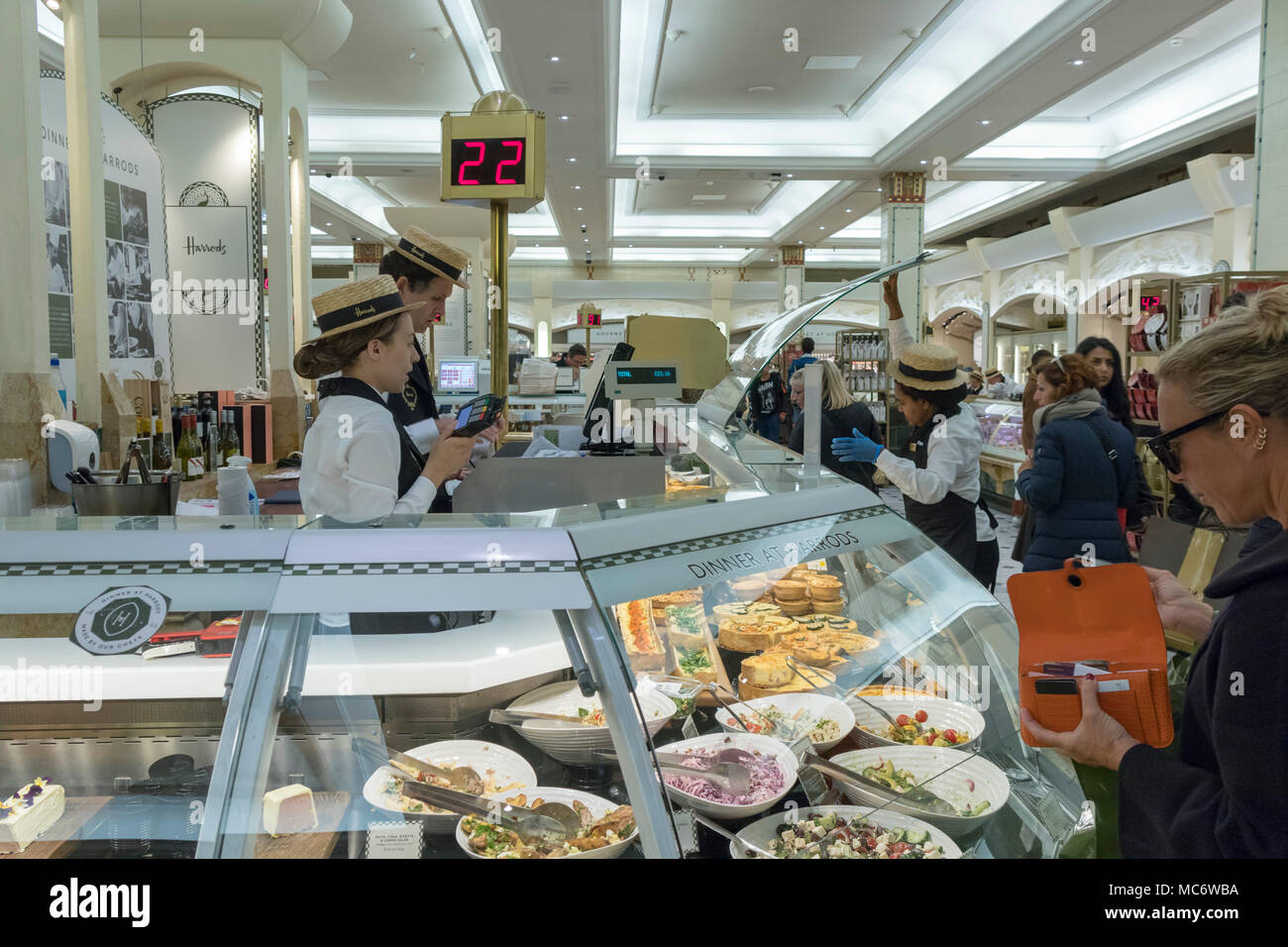 Mango Tree Pan chai Stall, Food Hall, Harrods Luxuskaufhaus, Brompton Road, Knightsbridge, London, England, Großbritannien Stockfoto