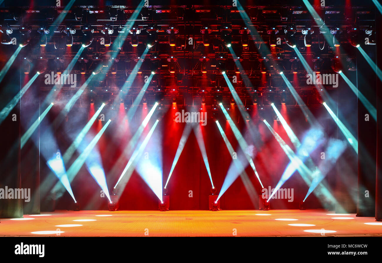 Beleuchtete leere Bühne mit Dunst und Strahlen von blauen und roten Licht. Hintergrund für die Musik zeigen Stockfoto