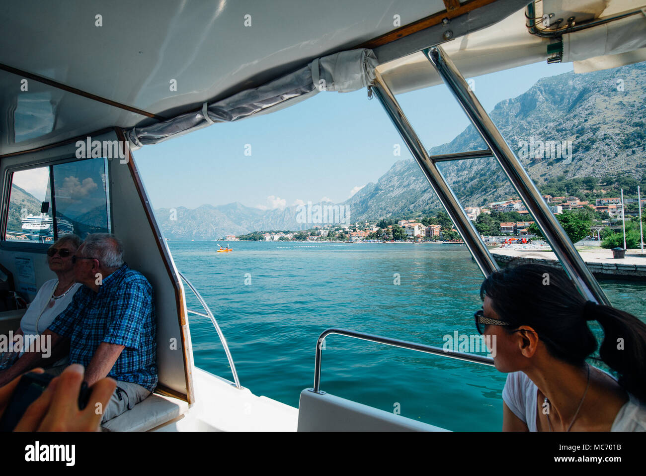 Touristische Boot in der Bucht von Kotor, Montenegro. Der Mittelmeerraum nur Fjord. Stockfoto