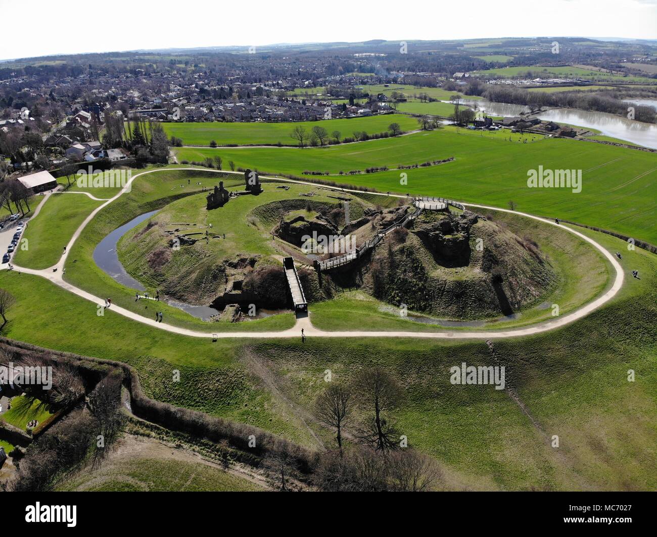 Luftaufnahmen von Sandel Schloss in Wakefield in Großbritannien, die Ruinen der Burg einen Graben um das Schloss Gründe haben, es ist auch in der grünen Gras bedeckt Stockfoto