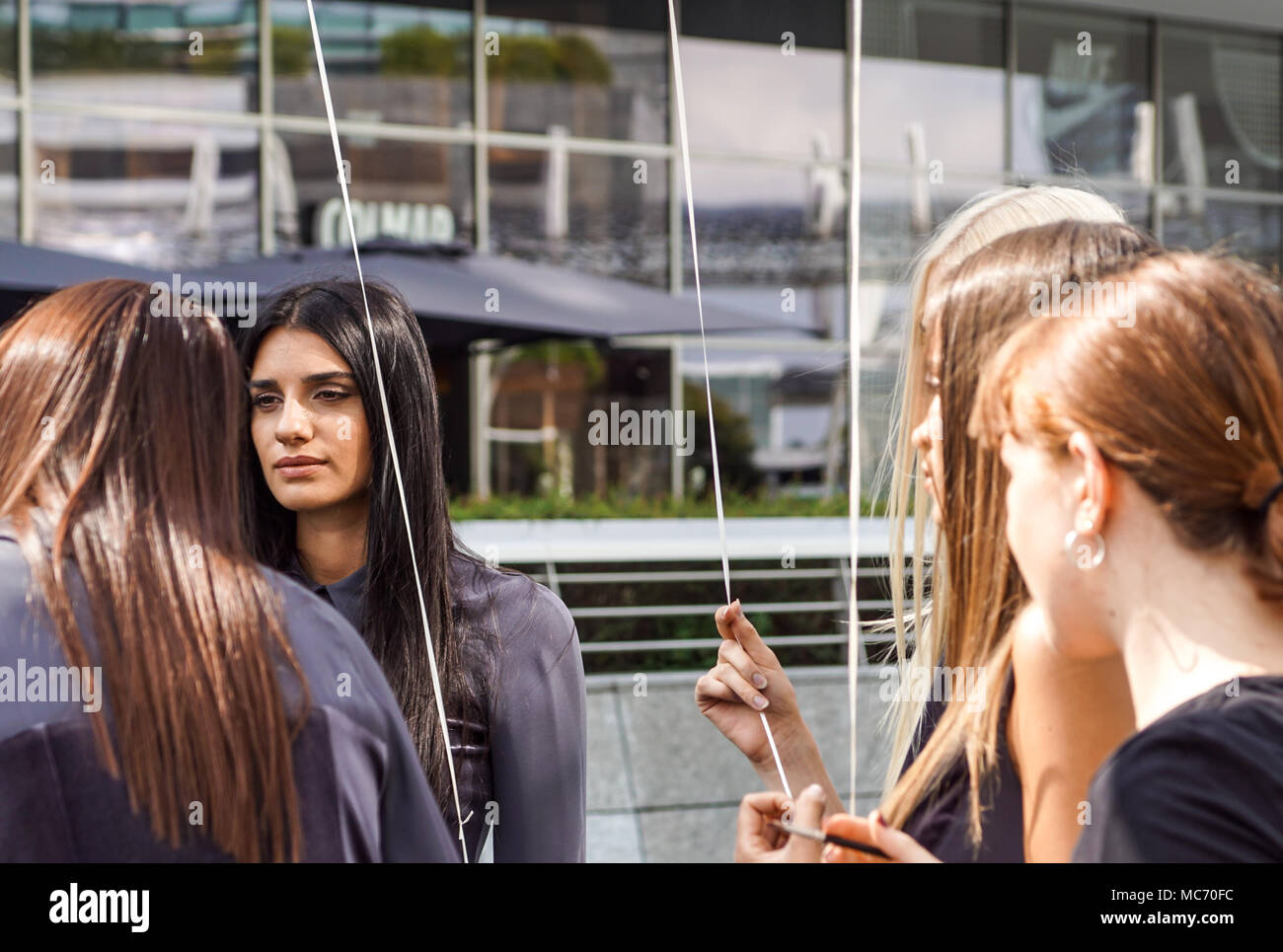 Mailand, Italien - 28 September: Menschen in Mailand auf der Modewoche, Italien am 28. SEPTEMBER 2017. Fashion Show Backstage mit Make-up-Artist und Friseur in der Straße Stockfoto