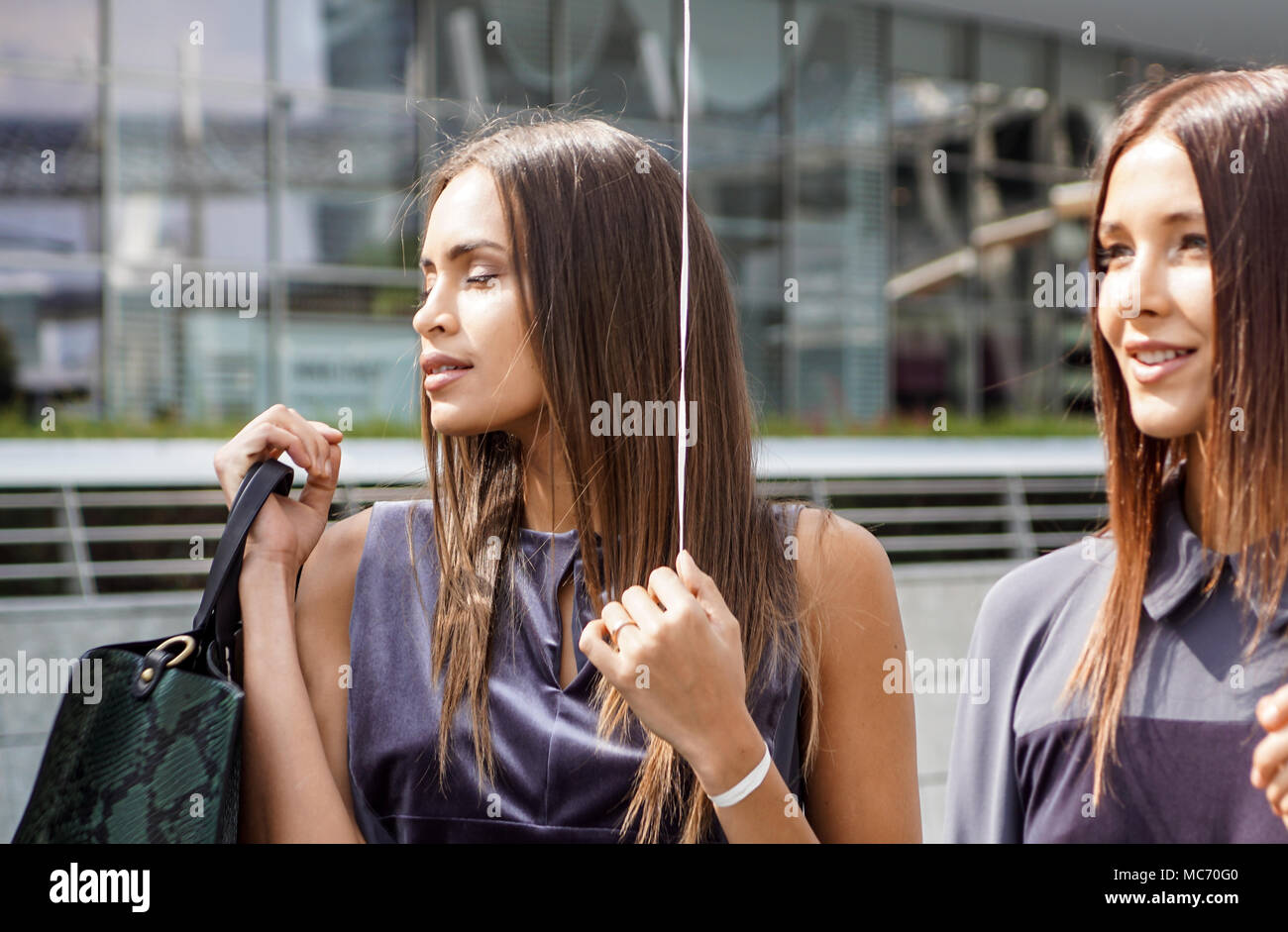 Mailand, Italien - 28 September: Menschen in Mailand auf der Modewoche, Italien am 28. SEPTEMBER 2017. Fashion Show Backstage mit Make-up-Artist und Friseur in der Straße Stockfoto