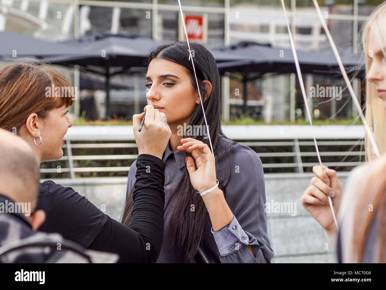 Mailand, Italien - 28 September: Menschen in Mailand auf der Modewoche, Italien am 28. SEPTEMBER 2017. Fashion Show Backstage mit Make-up-Artist und Friseur in der Straße Stockfoto