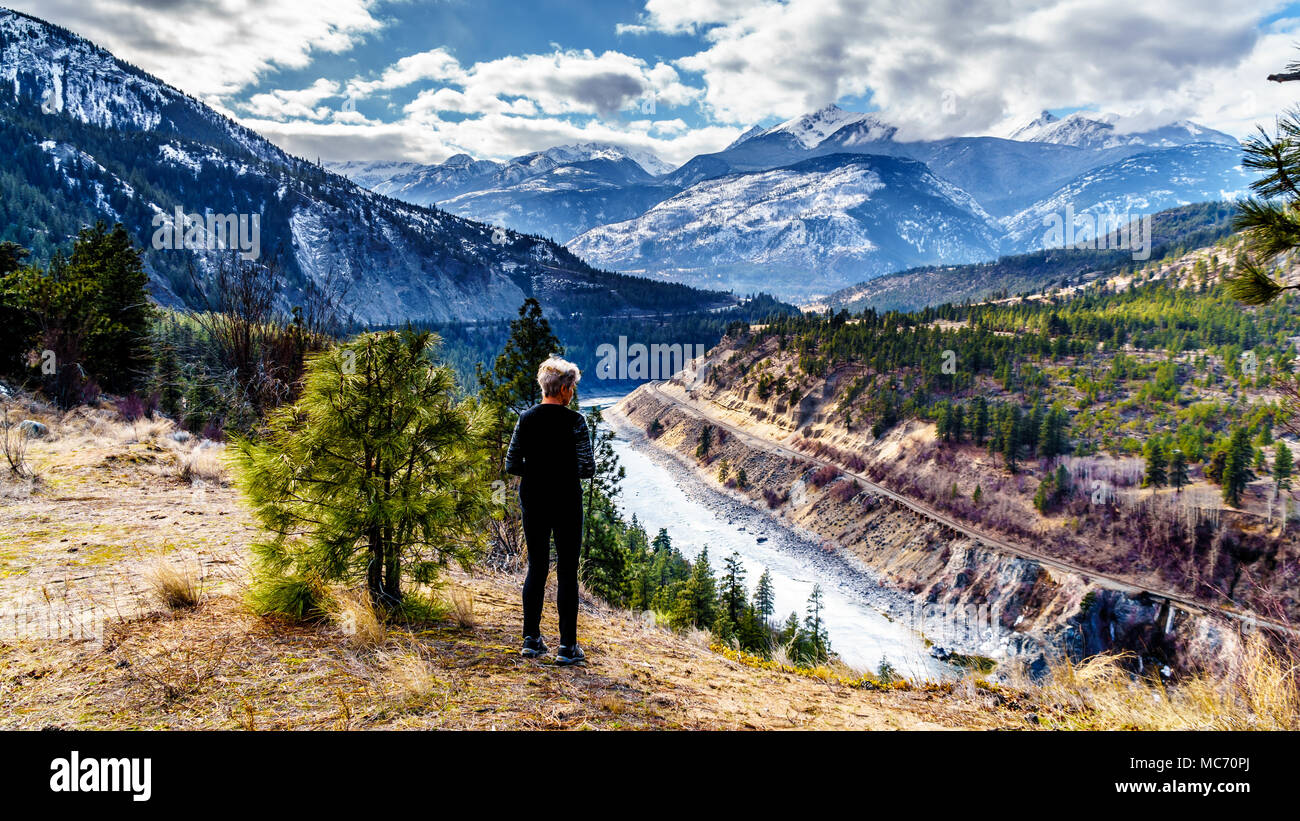 Ältere Frau im Blick auf die tiefe Schlucht des Thompson River entlang des Fraser Canyon Route zwischen Cache Creek und Hoffen, British Columbia suchen Stockfoto